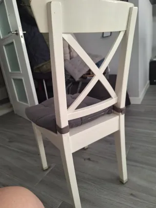 Sillas de madera blanca con cojín gris