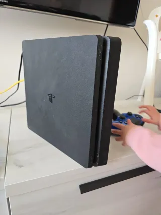 PS4 (PlayStation 4) Negra con 2 mandos