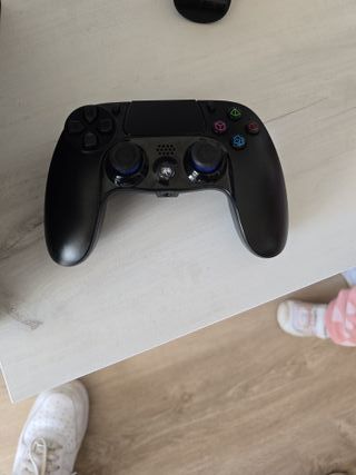 PS4 (PlayStation 4) Negra con 2 mandos