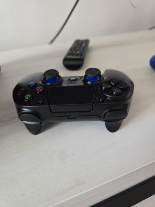 PS4 (PlayStation 4) Negra con 2 mandos