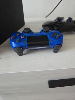 PS4 (PlayStation 4) Negra con 2 mandos