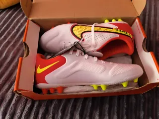 Botas de fútbol Nike Tiempo nuevas