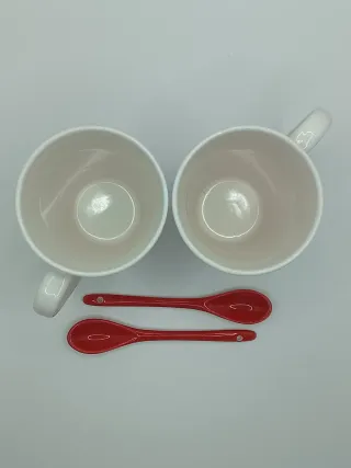 2 tazas con cucharas