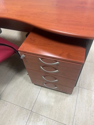 Mesa de oficina con cajones