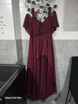 Vestido largo burdeos con pedrería