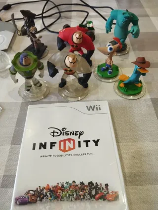 Jogo Wii Disney Infinity + Base + figuras + discos