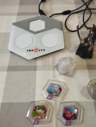 Jogo Wii Disney Infinity + Base + figuras + discos