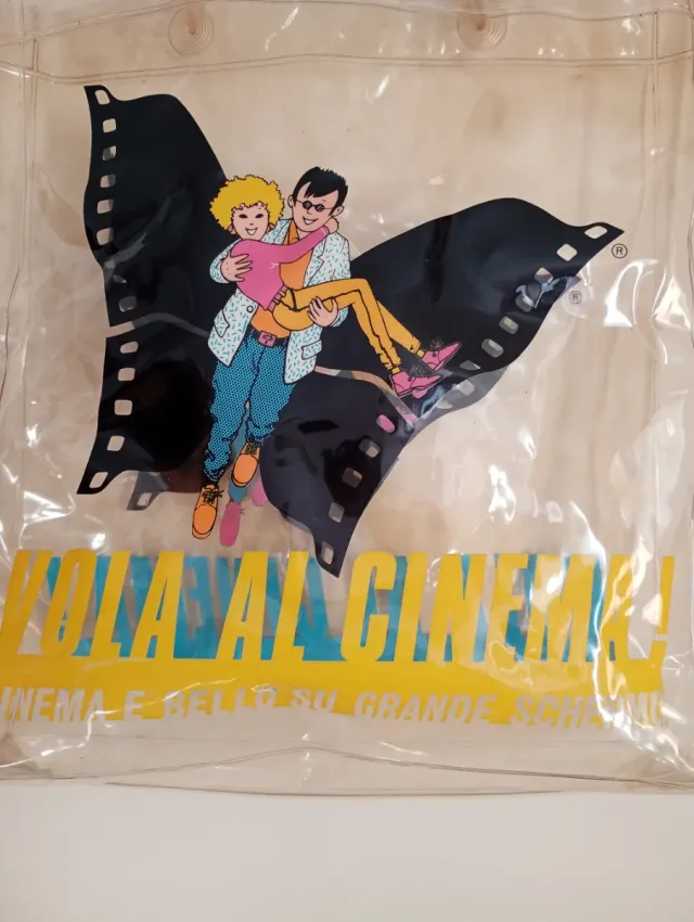 Bolso vintage de los 90 vuela al cine transparente