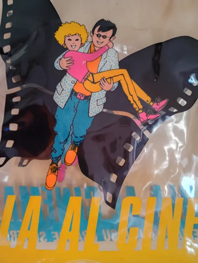 Bolso vintage de los 90 vuela al cine transparente
