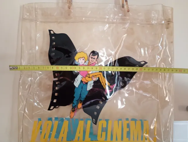 Bolso vintage de los 90 vuela al cine transparente