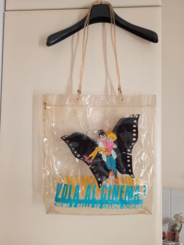 Bolso vintage de los 90 vuela al cine transparente