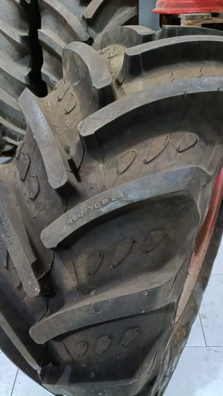 2  KLEBER 480/70R24 con llantas