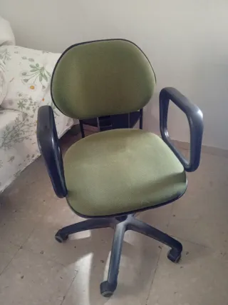 Silla de escritorio con ruedas