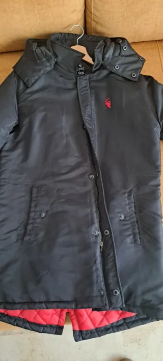 Abrigo unonueveocho Negro y Rojo Talla L