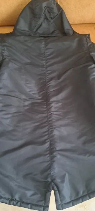 Abrigo unonueveocho Negro y Rojo Talla L