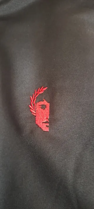 Abrigo unonueveocho Negro y Rojo Talla L