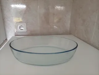 Fuente de cristal ovalada.