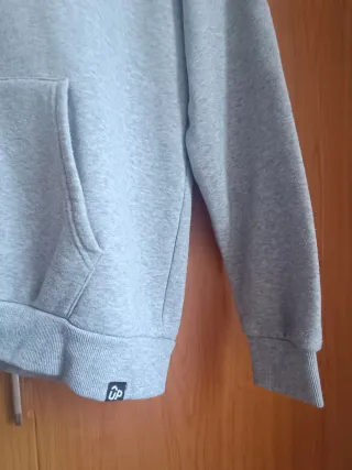Sudadera gris marca UP
