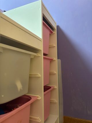 Mueble Escalera Blanco y Rosa