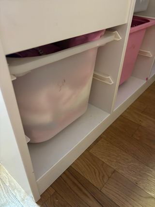 Mueble Escalera Blanco y Rosa