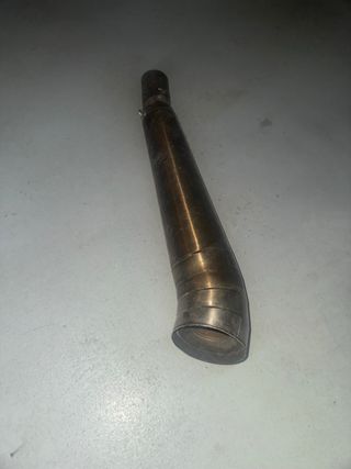 Tubo de escape dorado y plateado