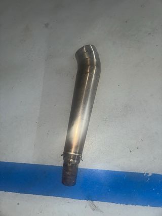 Tubo de escape dorado y plateado