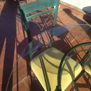 Mesa redonda cristal y 4 sillas hierro verde