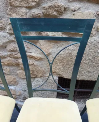 Mesa redonda cristal y 4 sillas hierro verde