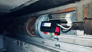 Persiana local/garaje con motor funcionando