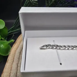 Esclava de plata con placa ovalada