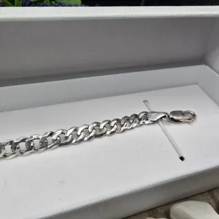 Esclava de plata con placa ovalada