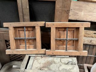 Ventanero de madera rústica con reja