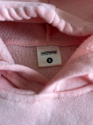 Sudadera rosa con estampado de rosa
