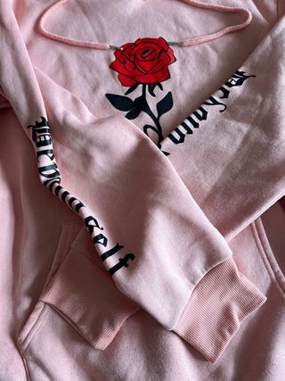 Sudadera rosa con estampado de rosa