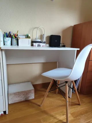 Escritorio y Silla Blanca