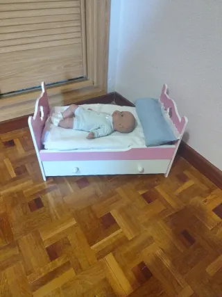 Cuna de madera para muñecas con cajón