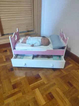 Cuna de madera para muñecas con cajón