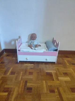 Cuna de madera para muñecas con cajón