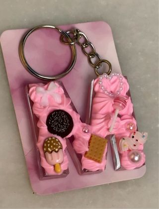 Llavero letra com efecto nata y dulces