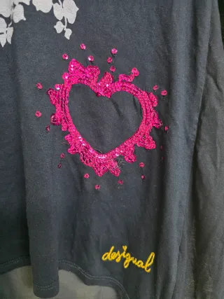 Camiseta Desigual flores y corazón lentejuelas