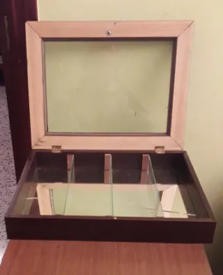 Caja de madera con vitrina para restaurar,no envio