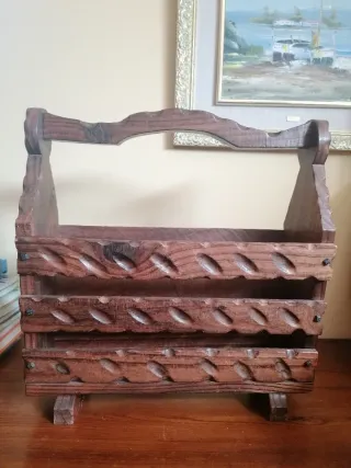Revistero de madera antiguo tallado