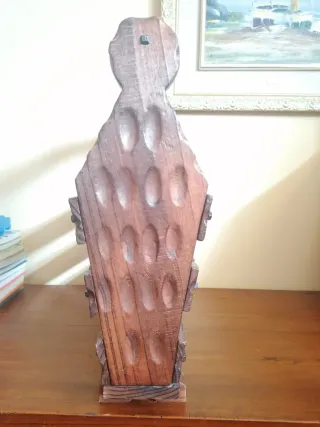 Revistero de madera antiguo tallado