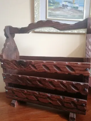 Revistero de madera antiguo tallado