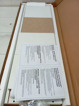 Estantería blanca de madera estrecha