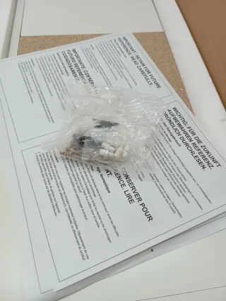 Estantería blanca de madera estrecha