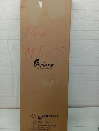 Estantería blanca de madera estrecha