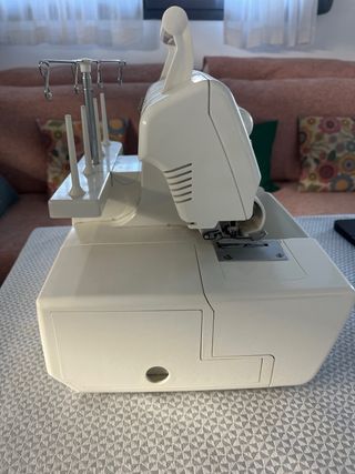 Maquina de coser remalladora