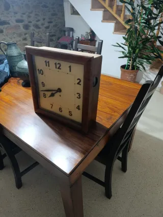 Reloj antiguo de madera , en buen estado