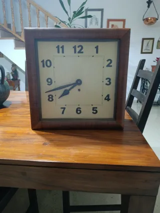Reloj antiguo de madera , en buen estado